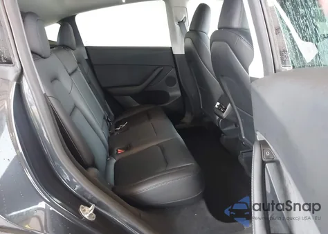 2024 Tesla Model Y Long Range Dual Motor All-Wheel Drive z USA, uszkodzony, nr VIN 7SAYGDEE5RF074414